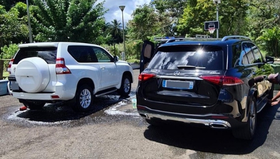 Deux SUV en cours de lavage par Car Wash Design à Lamentin